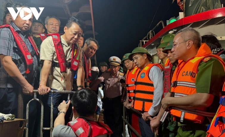 deputy pm tran hong ha directs rescue efforts after boat capsizing 29 bodies found picture 2