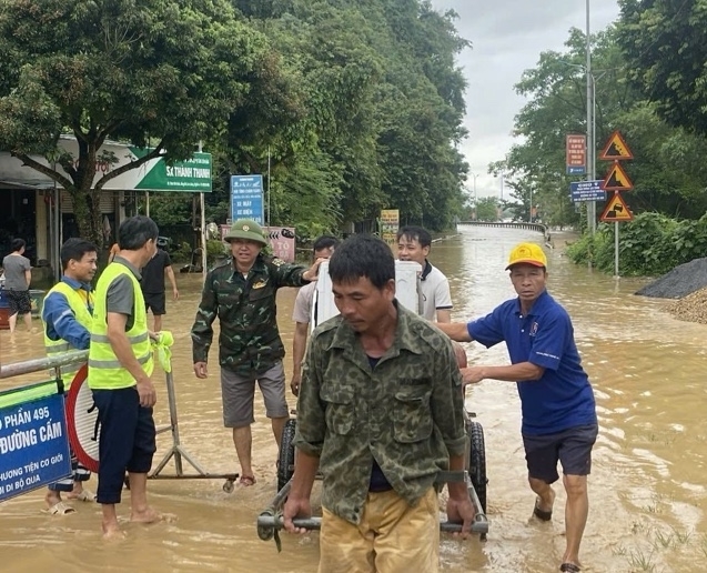lu tren song ca tiep tuc dang cao, nguoi dan mien nui nghe an cang minh chay lu hinh anh 2
