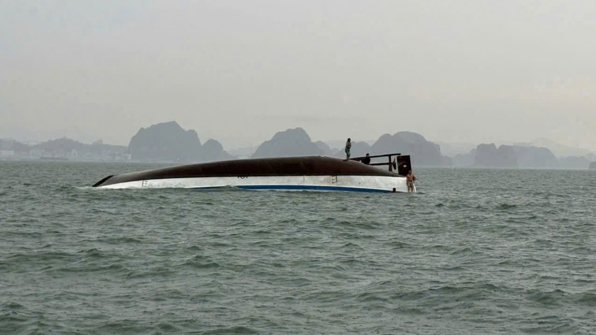 Giông lốc làm lật tàu du lịch trên Vịnh Hạ Long