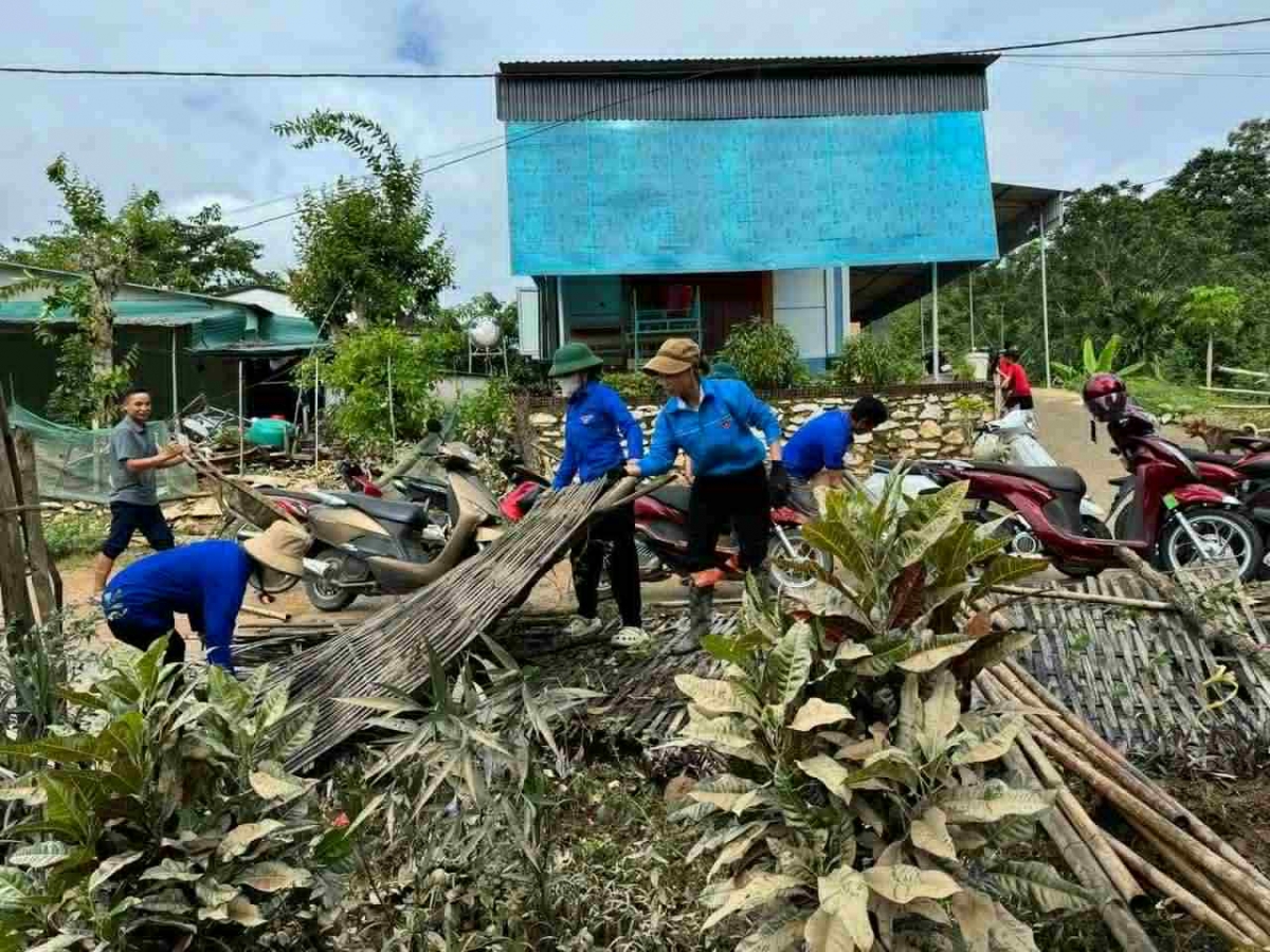 1.300 thanh niên tình nguyện Nghệ An giúp dân khắc phục hậu quả do mưa lũ