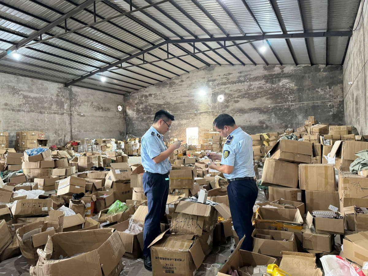 Phát hiện kho hàng trị giá hơn 1,2 tỷ đồng có dấu hiệu buôn lậu xuyên biên giới