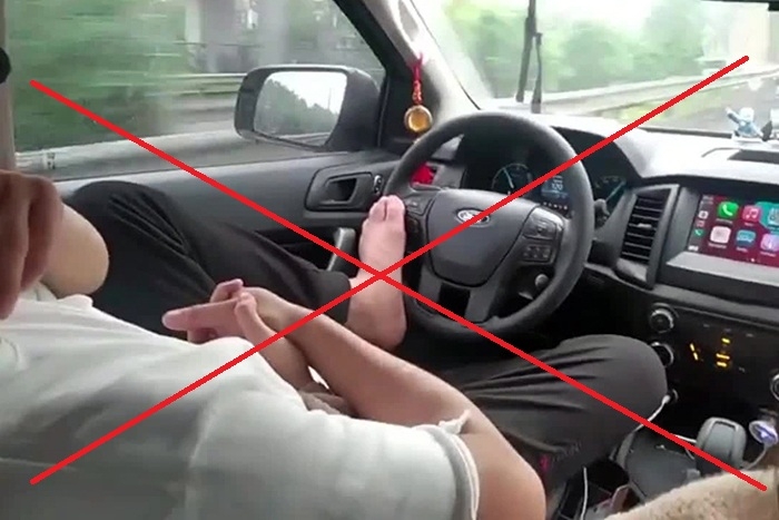 Dùng chân điều khiển vô lăng xe ô tô có thể bị phạt 70 triệu đồng