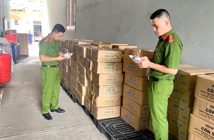 triệt phá đường dây sản xuất, buôn bán cồn y tế giả quy mô lớn hình ảnh 1 triet pha duong day san xuat, buon ban con y te gia quy mo lon hinh anh 1