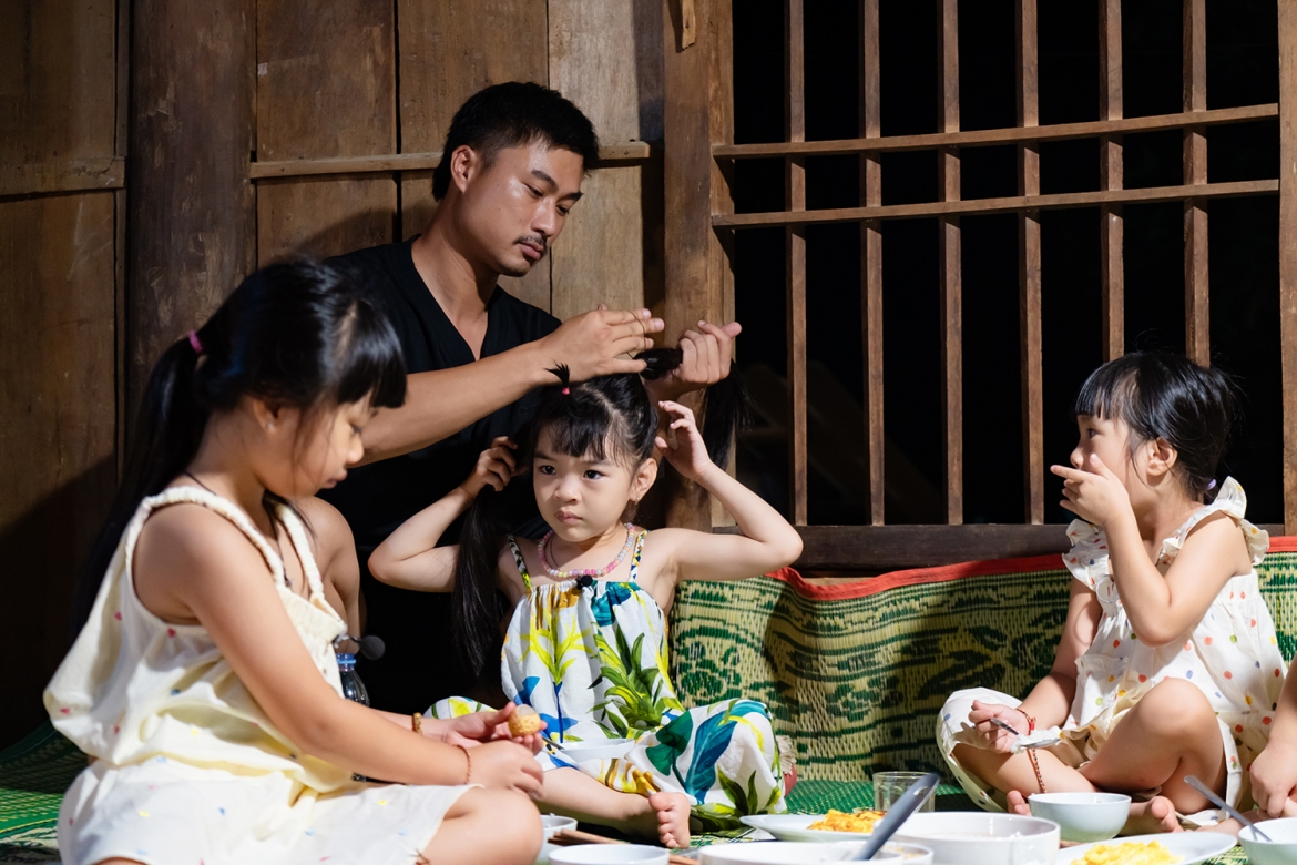 duy hung quay nhu chong chong khi cham 4 co con gai hinh anh 2