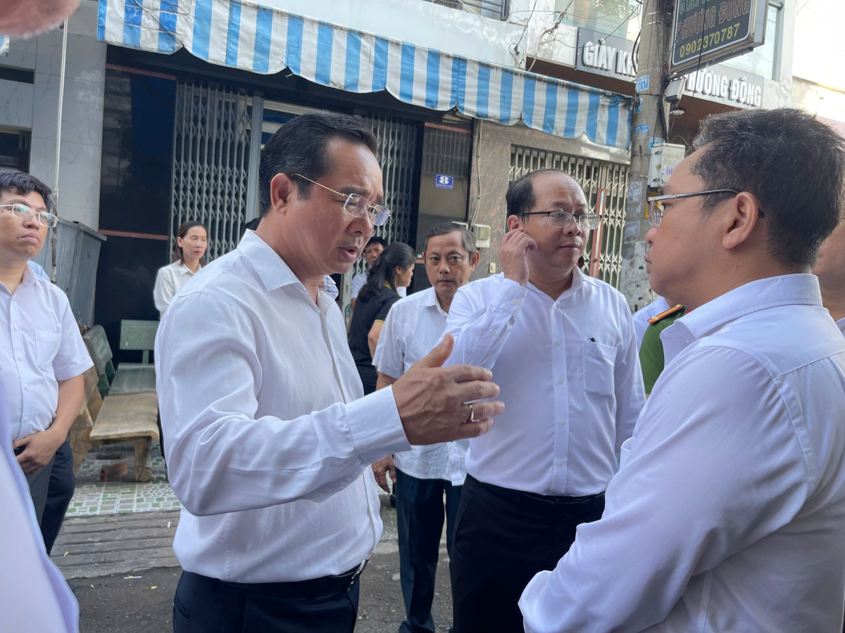 chủ tịch ubnd tp.hcm trực tiếp chỉ đạo khắc phục hậu quả vụ cháy làm 8 người chết hình ảnh 2 chu tich ubnd tp.hcm truc tiep chi dao khac phuc hau qua vu chay lam 8 nguoi chet hinh anh 2