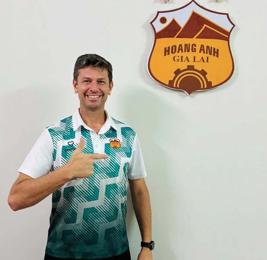 hagl sign brazilian coach and two foreign players ahead of new v.league season picture 1 hagl sign brazilian coach and two foreign players ahead of new v.league season picture 1