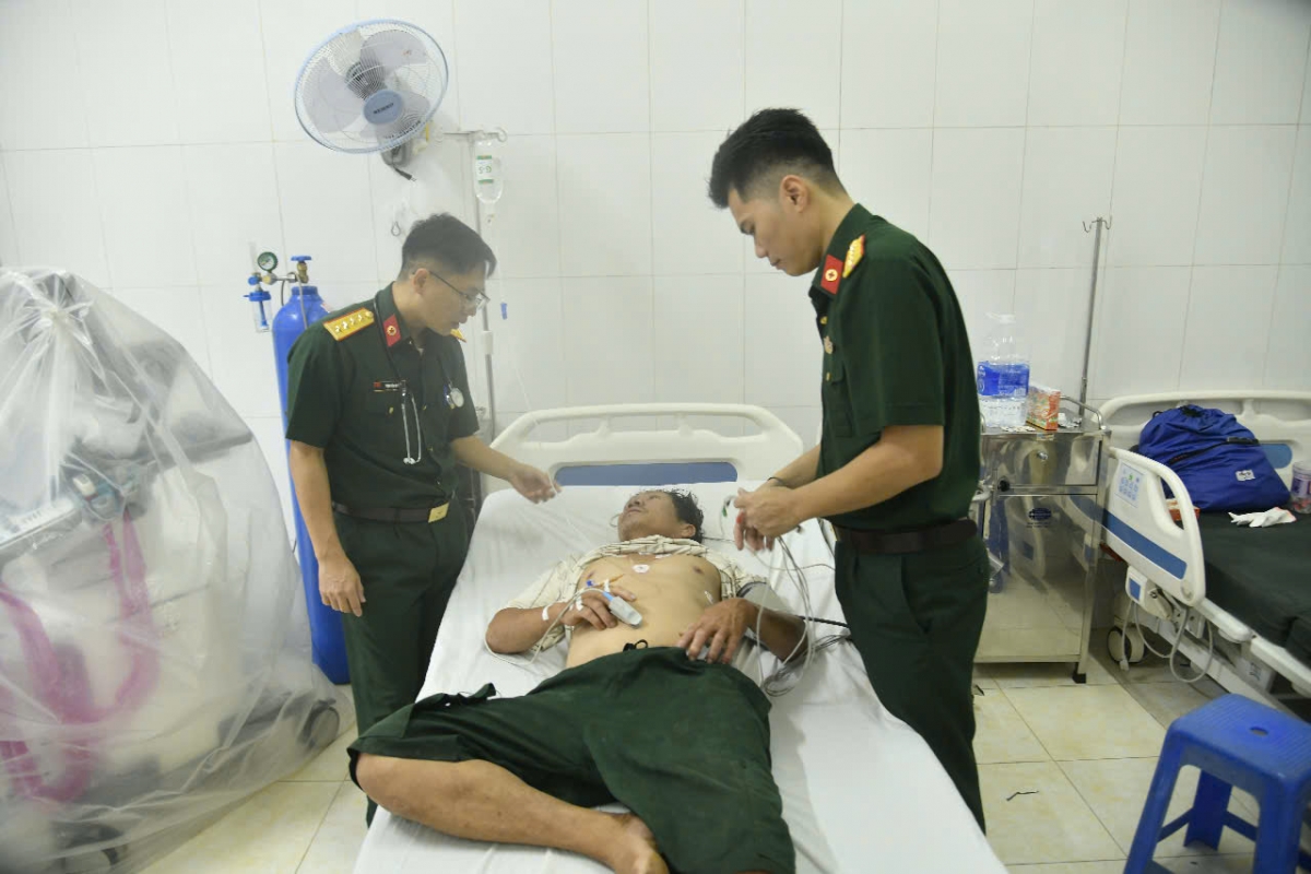 cấp cứu ngư dân bị đột quỵ khi đang đánh cá trên biển hình ảnh 1 cap cuu ngu dan bi dot quy khi dang danh ca tren bien hinh anh 1