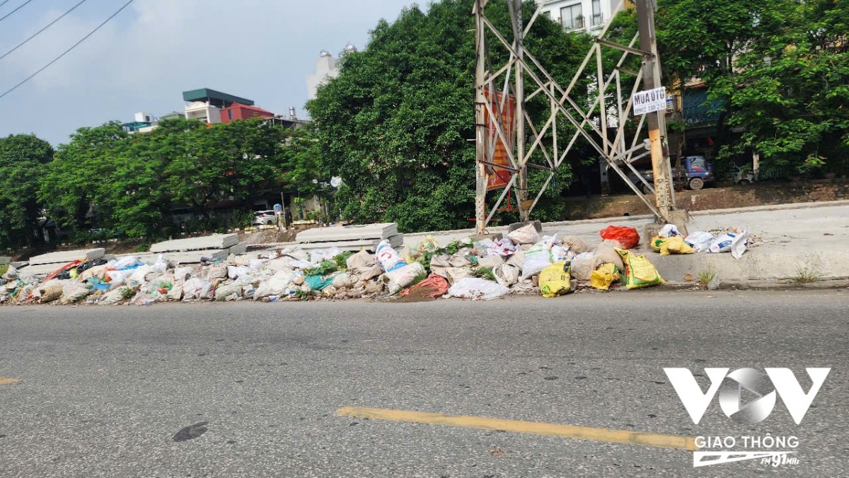 bịt mũi đi học, né rác đi làm hà nội có bất lực trước rác thải và phế thải hình ảnh 2 bit mui di hoc, ne rac di lam ha noi co bat luc truoc rac thai va phe thai hinh anh 2