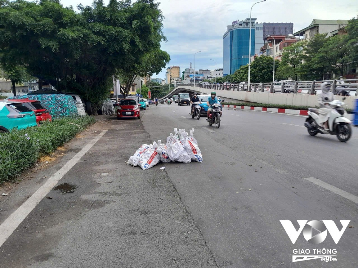 bịt mũi đi học, né rác đi làm hà nội có bất lực trước rác thải và phế thải hình ảnh 1 bit mui di hoc, ne rac di lam ha noi co bat luc truoc rac thai va phe thai hinh anh 1