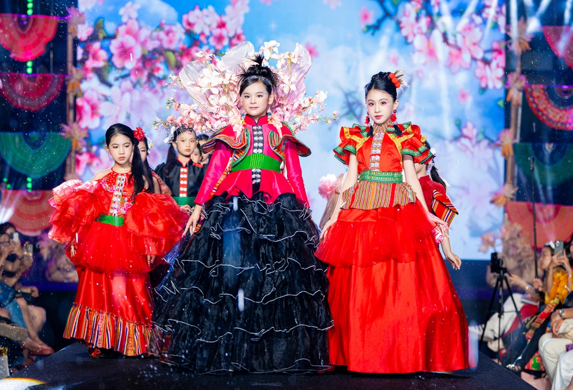 di san tay bac tho cam, khen moi, vay xoe ruc ro tren san catwalk hinh anh 2