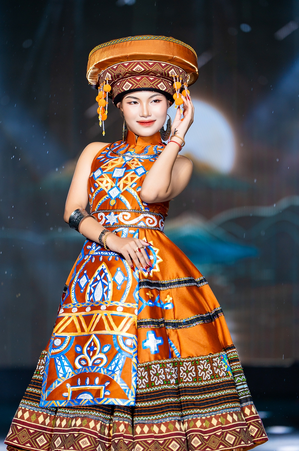 di san tay bac tho cam, khen moi, vay xoe ruc ro tren san catwalk hinh anh 4