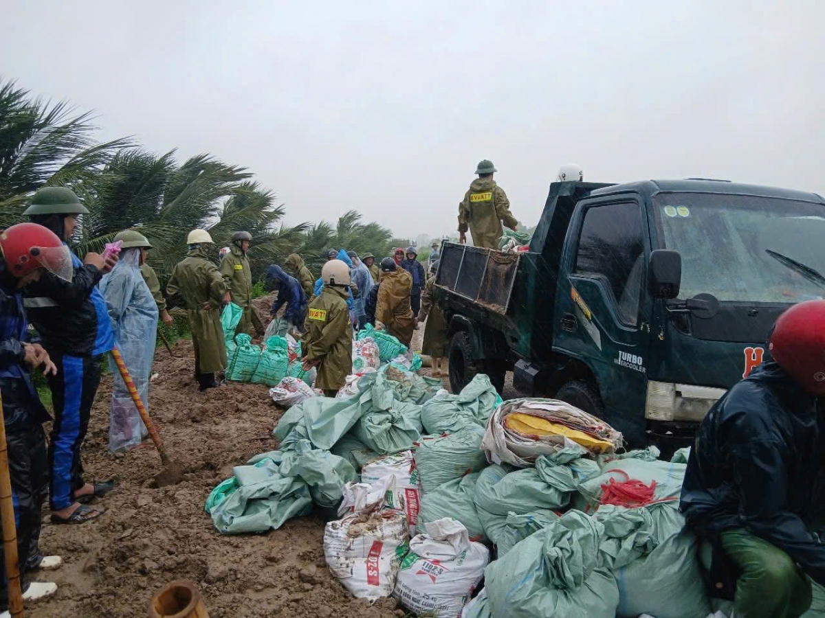Thanh Hóa: Xuất hiện điểm sạt trượt tại đê Hoằng Châu