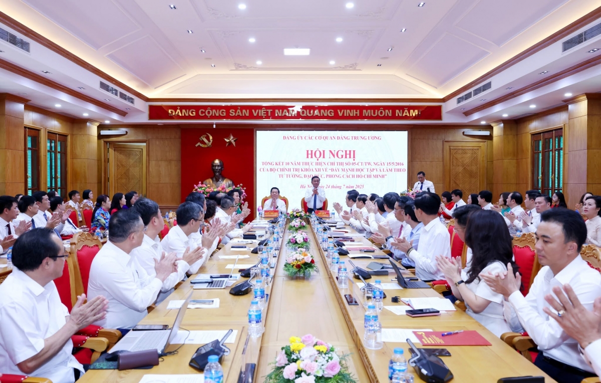 gan viec hoc va lam theo bac voi nhiem vu chinh tri cu the hinh anh 1