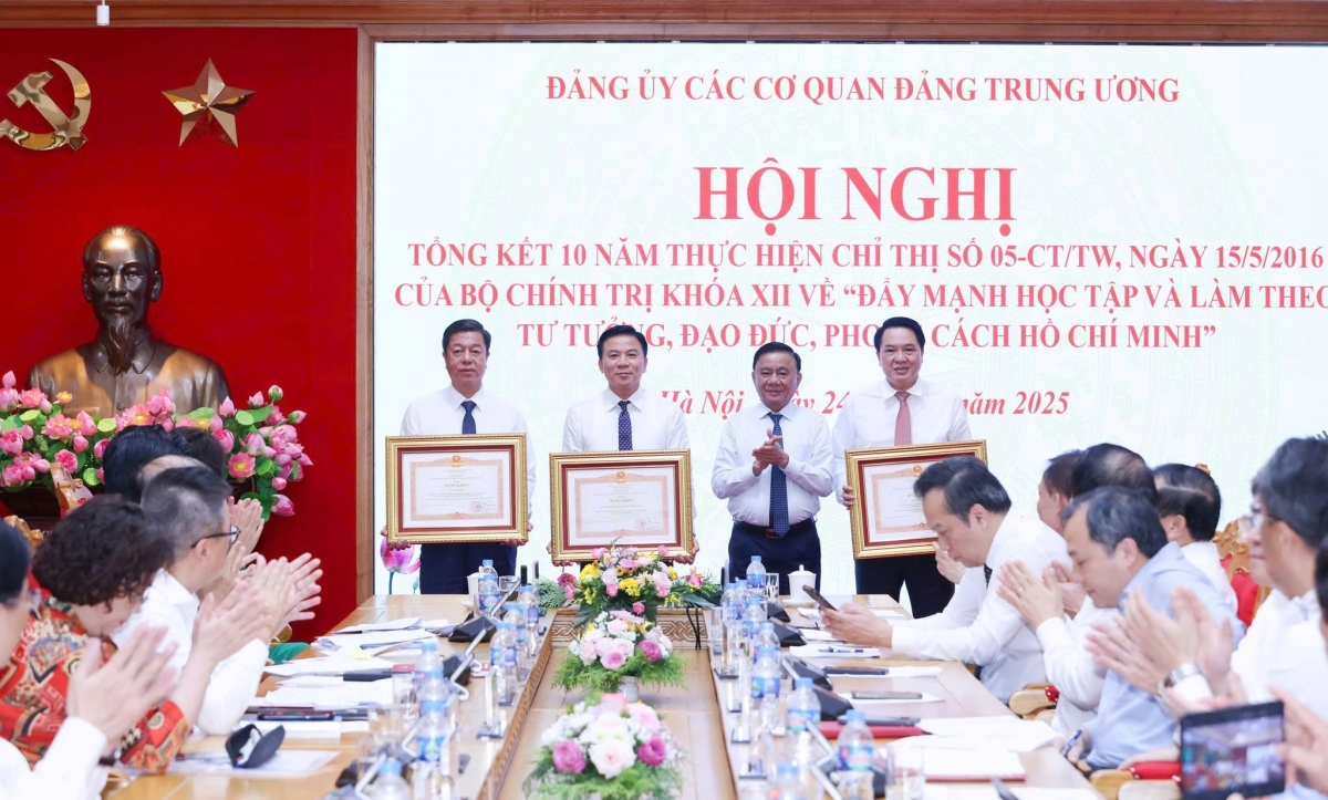 gan viec hoc va lam theo bac voi nhiem vu chinh tri cu the hinh anh 3