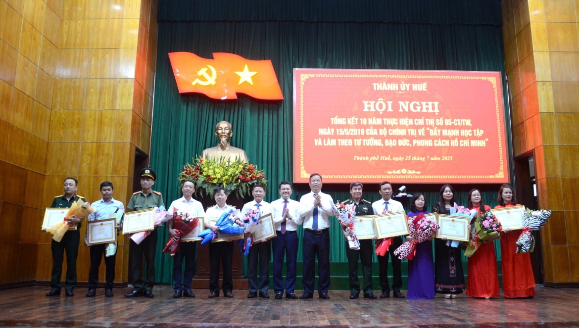 thanh uy hue tong ket 10 nam thuc hien chi thi 05 ve hoc tap va lam theo bac hinh anh 2