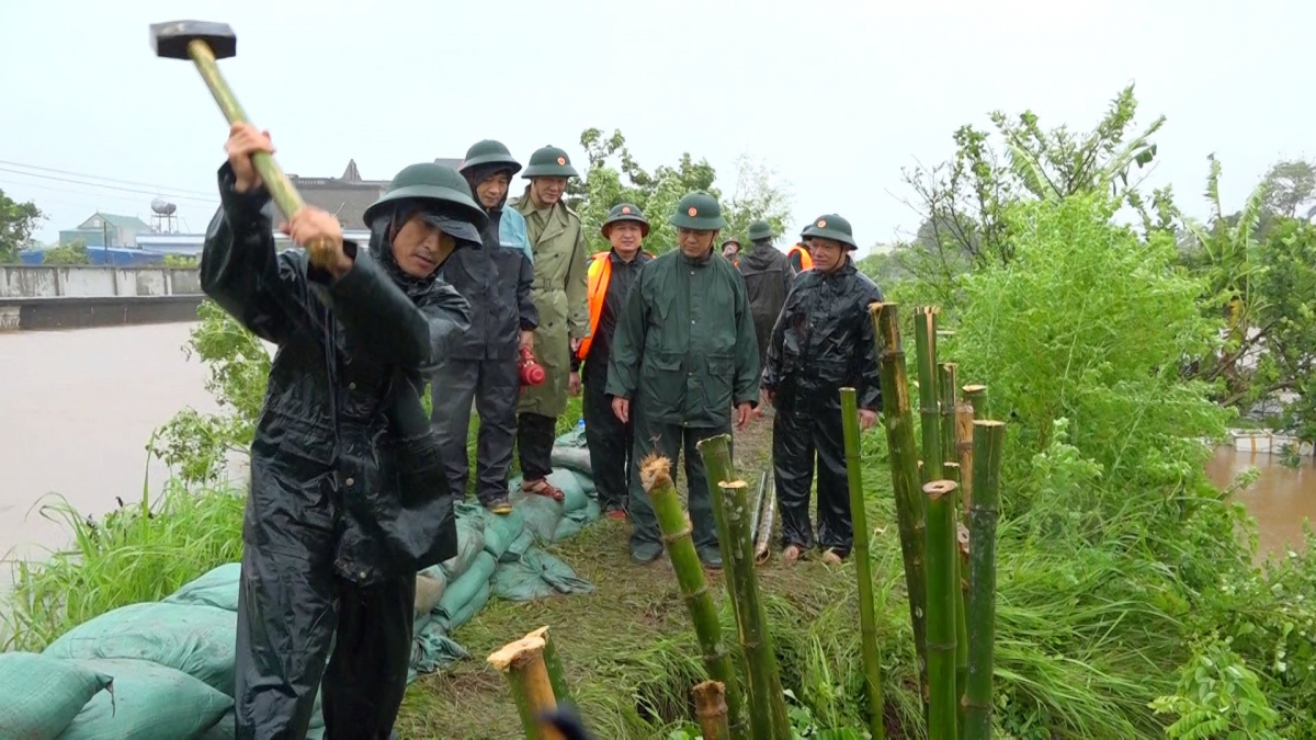 Bộ Chỉ huy Quân sự tỉnh Hưng Yên đã điều động 60 chiến sĩ cùng chính quyền và nhân dân xã Hồng Vũ khắc phục sự cố. Bộ Chỉ huy Quân sự tỉnh Hưng Yên đã điều động 60 chiến sĩ cùng chính quyền và nhân dân xã Hồng Vũ khắc phục sự cố.