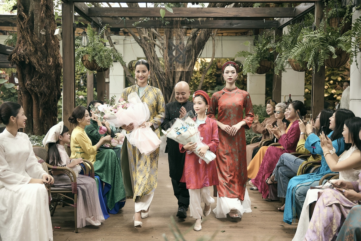thu quỳnh thanh hương nền nã trong áo dài lụa gấm hình ảnh 1 thu quynh thanh huong nen na trong ao dai lua gam hinh anh 1