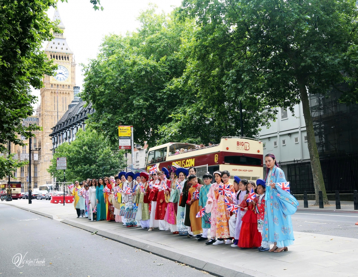 việt phục thướt tha trên phố london khoảnh khắc đẹp và đầy tự hào hình ảnh 9 viet phuc thuot tha tren pho london khoanh khac dep va day tu hao hinh anh 9