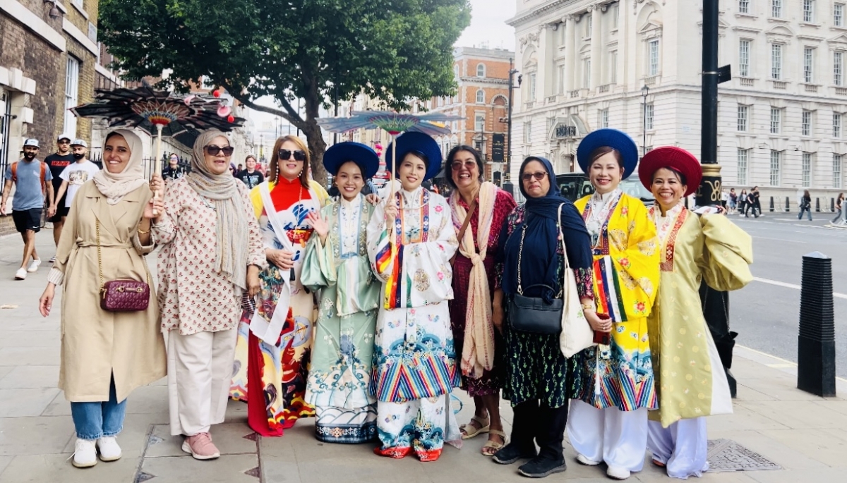 việt phục thướt tha trên phố london khoảnh khắc đẹp và đầy tự hào hình ảnh 11 viet phuc thuot tha tren pho london khoanh khac dep va day tu hao hinh anh 11