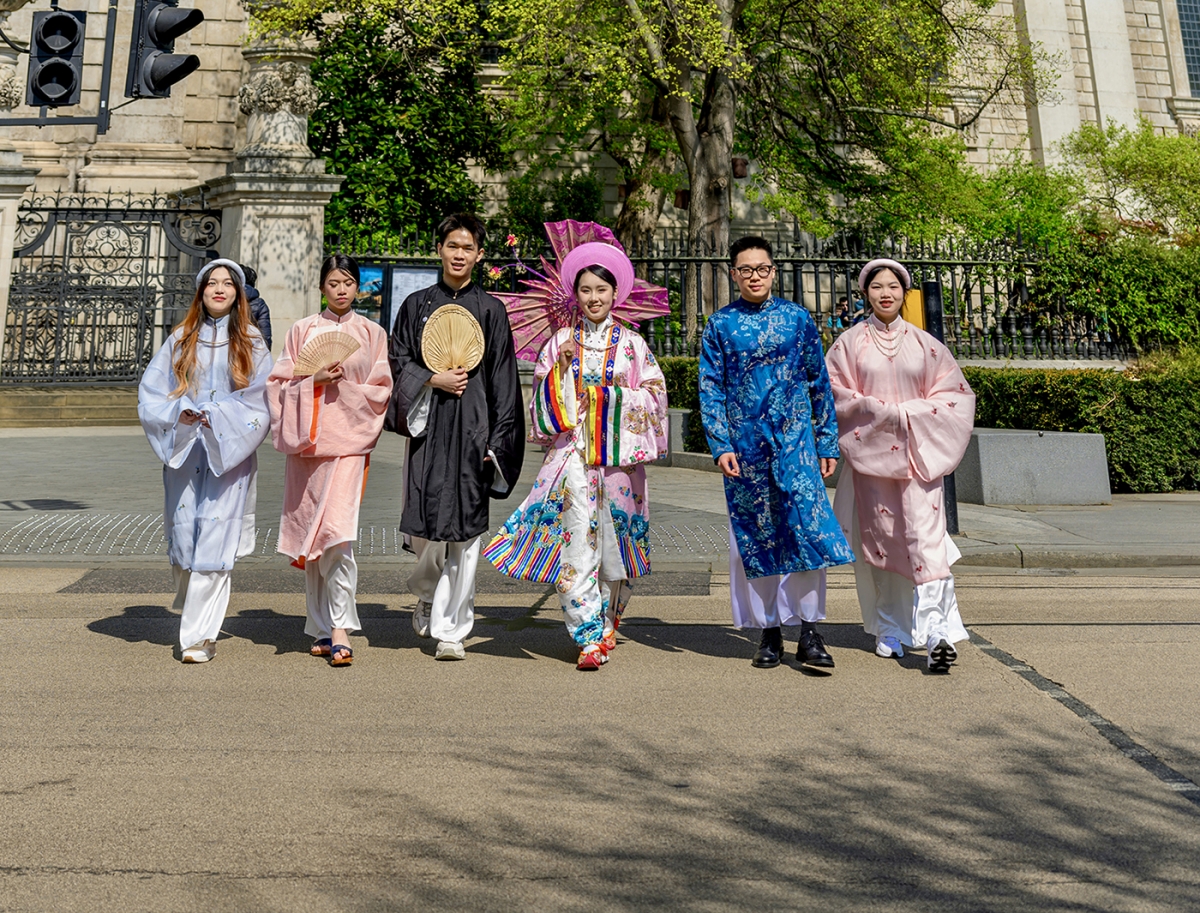 việt phục thướt tha trên phố london khoảnh khắc đẹp và đầy tự hào hình ảnh 8 viet phuc thuot tha tren pho london khoanh khac dep va day tu hao hinh anh 8