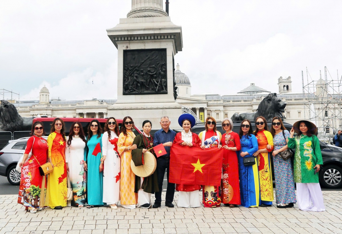 việt phục thướt tha trên phố london khoảnh khắc đẹp và đầy tự hào hình ảnh 7 viet phuc thuot tha tren pho london khoanh khac dep va day tu hao hinh anh 7