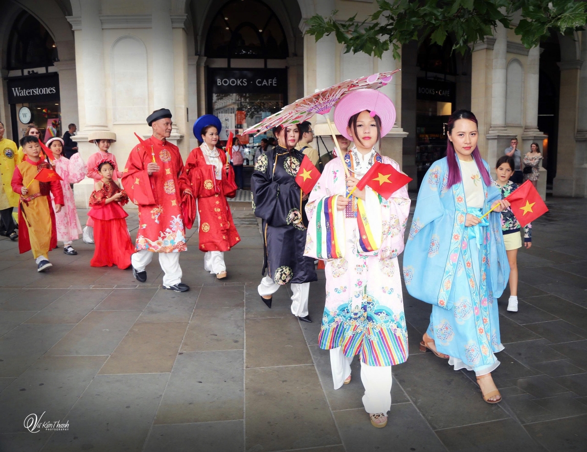 việt phục thướt tha trên phố london khoảnh khắc đẹp và đầy tự hào hình ảnh 5 viet phuc thuot tha tren pho london khoanh khac dep va day tu hao hinh anh 5