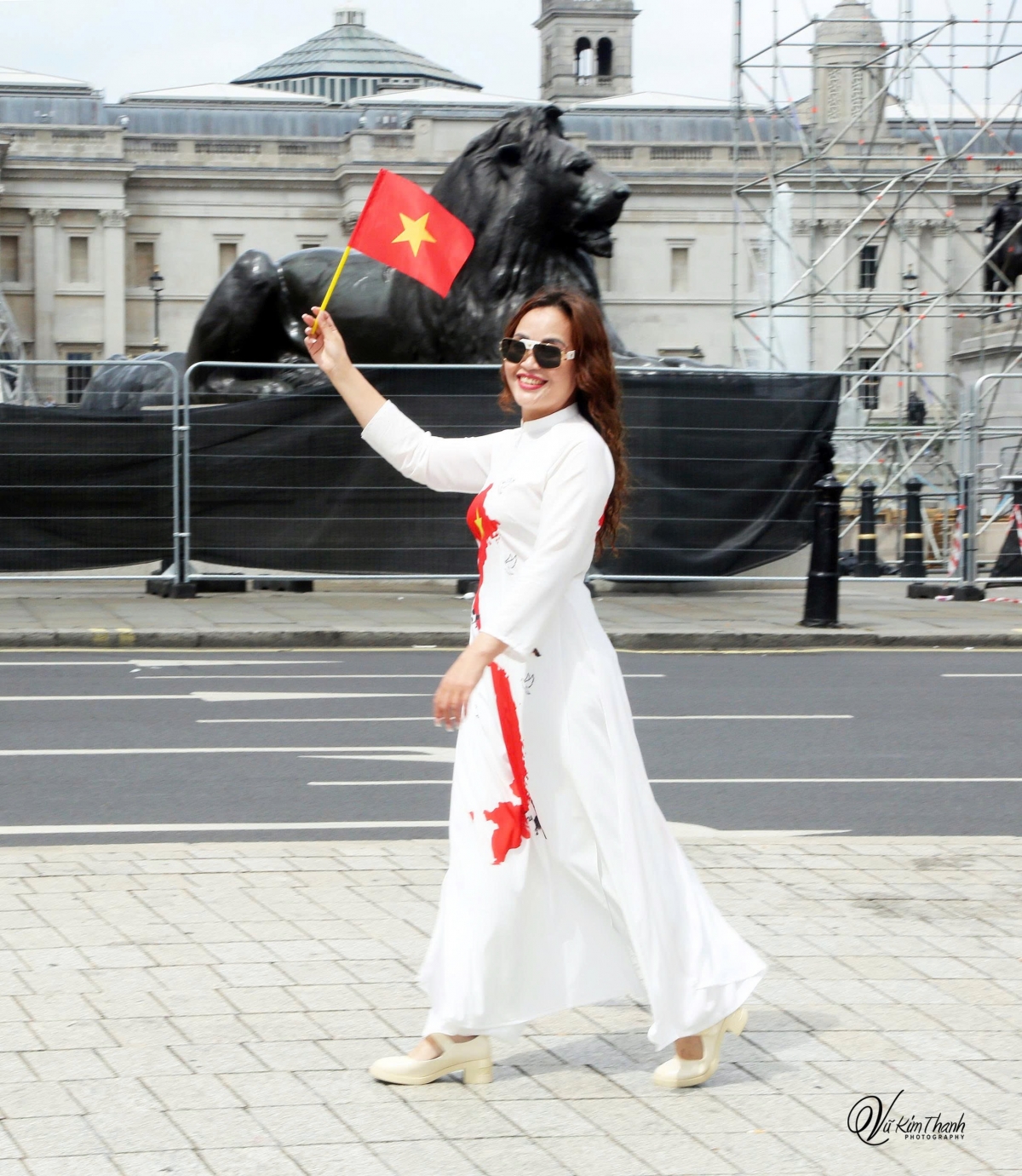 việt phục thướt tha trên phố london khoảnh khắc đẹp và đầy tự hào hình ảnh 4 viet phuc thuot tha tren pho london khoanh khac dep va day tu hao hinh anh 4