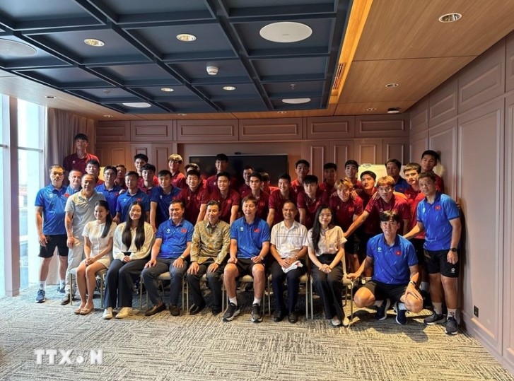 vietnamese ambassador to indonesia meets with u23 men s football team picture 1