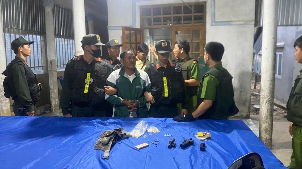 bắt giữ đối tượng sử dụng súng tự chế tấn công lực lượng thi hành công vụ hình ảnh 2 bat giu doi tuong su dung sung tu che tan cong luc luong thi hanh cong vu hinh anh 2