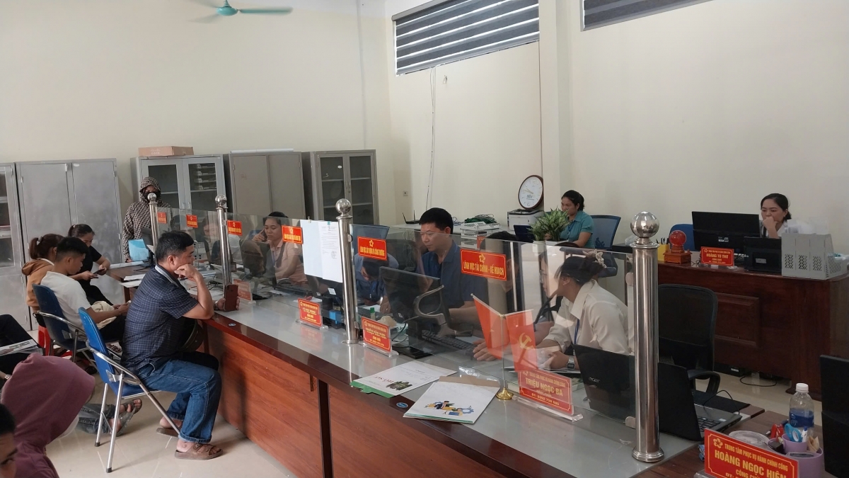 Lào Cai: Các xã mới tăng cường hướng dẫn người dân làm thủ tục hành chính
