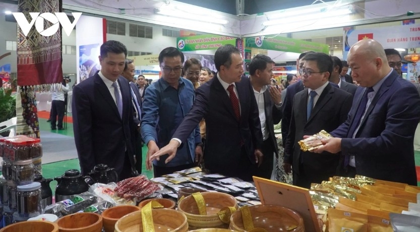 vietlao expo 2025 attracts 60 reputable vietnamese enterprises picture 1