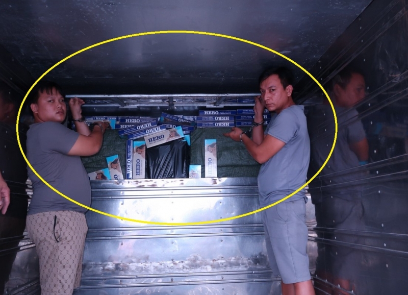 lắp vách ngăn trong thùng xe tải để vận chuyển gần 10.0000 gói thuốc lá lậu hình ảnh 1 lap vach ngan trong thung xe tai de van chuyen gan 10.0000 goi thuoc la lau hinh anh 1