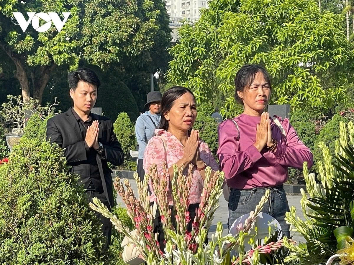 people commemorate late party leader nguyen phu trong on first death anniversary picture 10