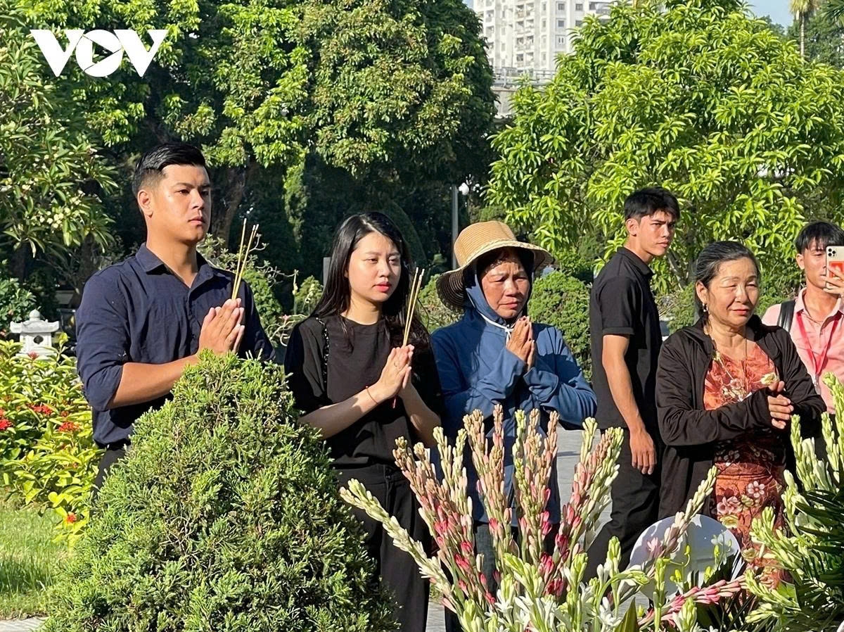 people commemorate late party leader nguyen phu trong on first death anniversary picture 11 people commemorate late party leader nguyen phu trong on first death anniversary picture 11