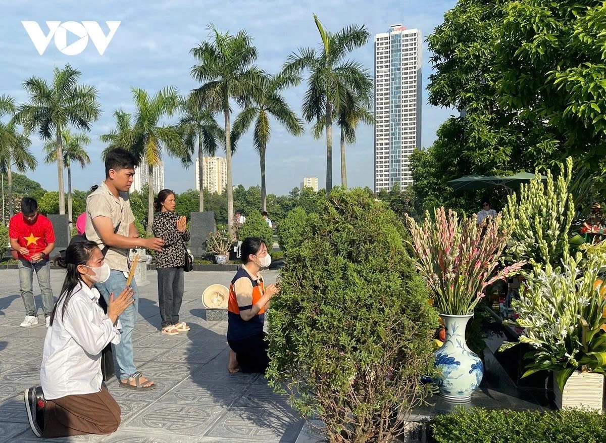 people commemorate late party leader nguyen phu trong on first death anniversary picture 12 people commemorate late party leader nguyen phu trong on first death anniversary picture 12