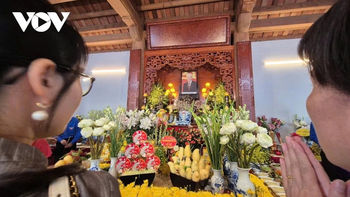 people commemorate late party leader nguyen phu trong on first death anniversary picture 3 people commemorate late party leader nguyen phu trong on first death anniversary picture 3