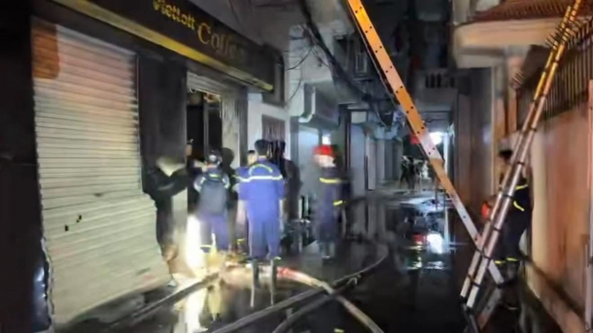 cuu 5 nguoi khoi vu chay trong dem tai hai phong hinh anh 1