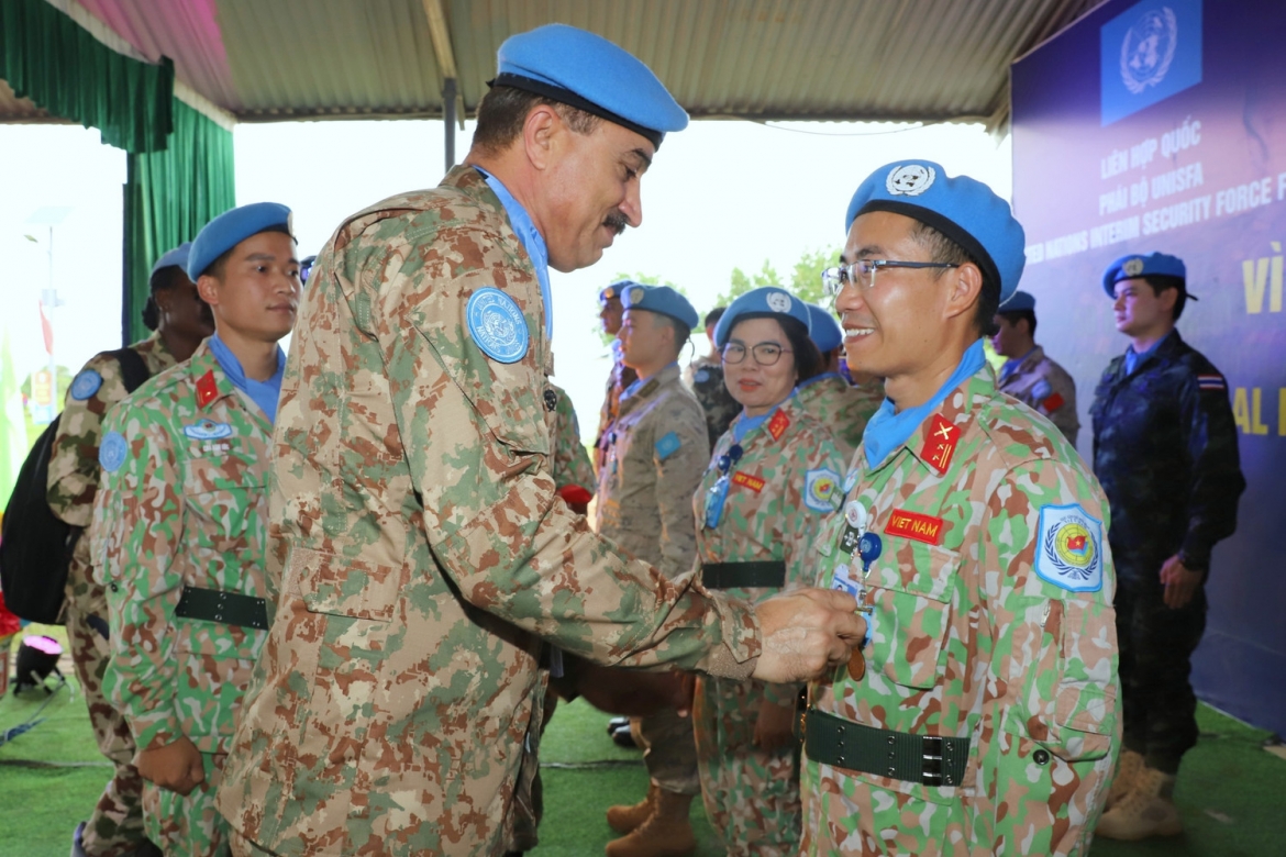un honours vietnamese engineering unit for peacekeeping service picture 1