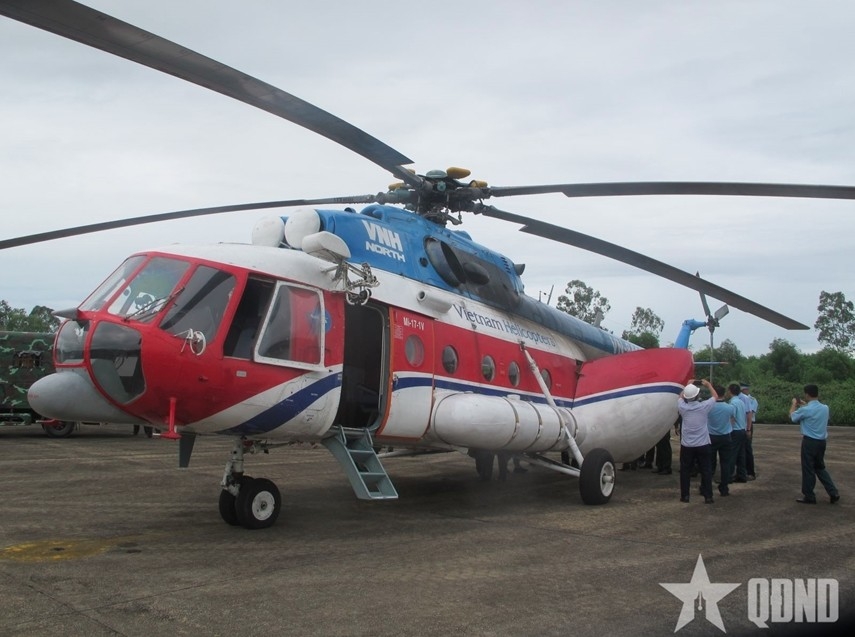 helicopter deployed to assist people in flood-isolated areas picture 1
