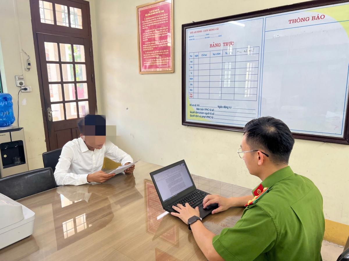 công an thông tin chính thức về vụ xé tiền trên xe taxi ở quảng ninh hình ảnh 2 cong an thong tin chinh thuc ve vu xe tien tren xe taxi o quang ninh hinh anh 2