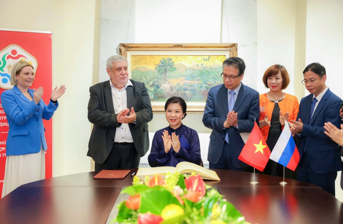 Phu nhân Ngô Phương Ly dự khai mạc triển lãm tranh sơn mài Việt Nam tại Nga