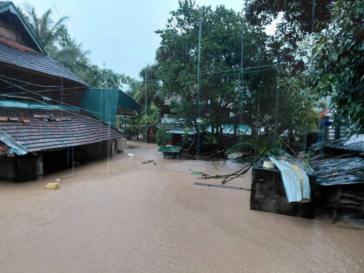 Nhiều nhà dân ở xã miền núi Nghệ An ngập sâu gần tận nóc