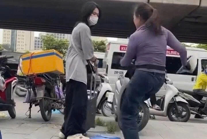 người bán trà đá đuổi cô gái đứng trên vỉa hè hà nội bị phạt 2,5 triệu hình ảnh 1 nguoi ban tra da duoi co gai dung tren via he ha noi bi phat 2,5 trieu hinh anh 1