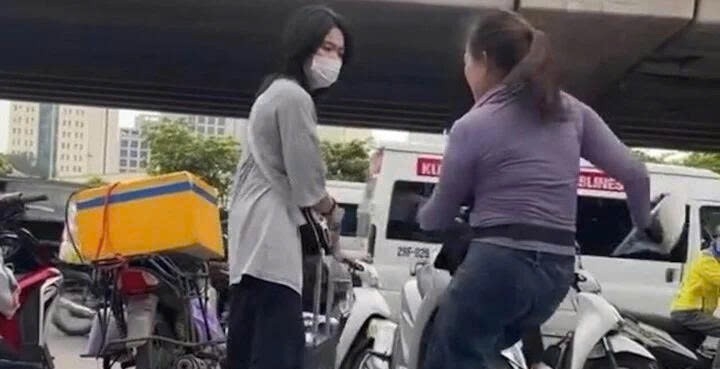 Người bán trà đá đuổi cô gái đứng trên vỉa hè Hà Nội bị phạt 2,5 triệu