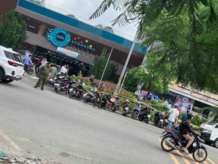 Một người đàn ông tử vong trước cửa hàng tiện lợi, cơ thể có dấu hiệu bất thường