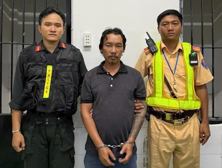 Tạm giữ đối tượng vi phạm nồng độ cồn tấn công cảnh sát giao thông ở TP.HCM