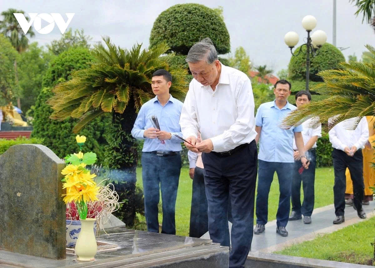 party general secretary to lam pays tribute to fallen heroes in dien bien picture 2