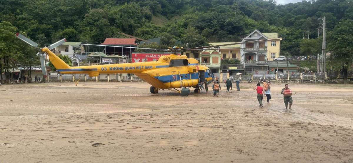 truc thang mi-171 vao nghe an cuu tro ba con vung lu hinh anh 1