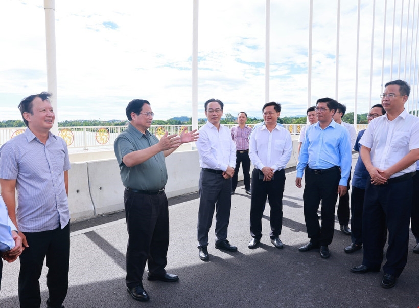 pm inspects key infrastructure projects in hue picture 1 pm inspects key infrastructure projects in hue picture 1