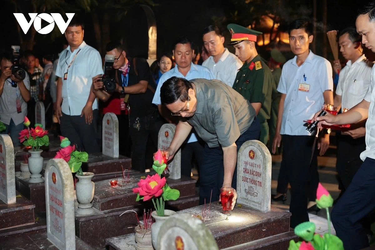 pm lights candles in tribute to fallen heroes at national martyrs cemetery picture 1 pm lights candles in tribute to fallen heroes at national martyrs cemetery picture 1